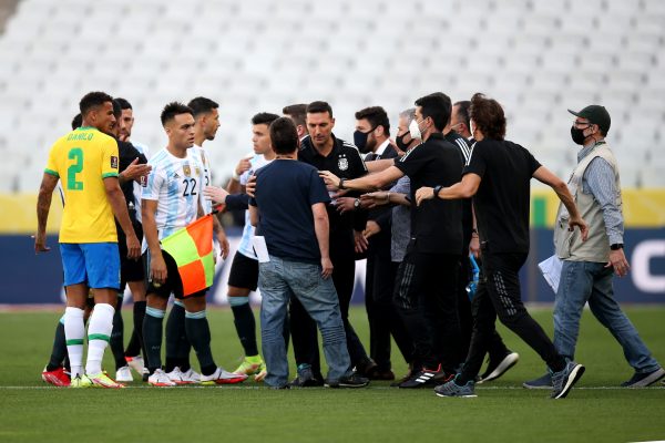 Skandal në klasiken Brazil-Argjentinë, ndërpritet ndeshja