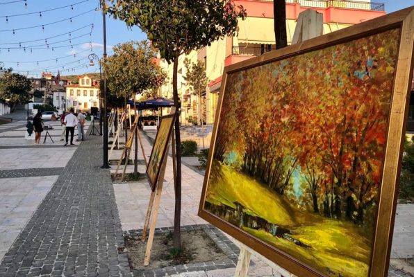 Helidon Haliti dhe piktorë të tjerë bëhen bashkë në një ekspozitë të veçantë në Lushnjë