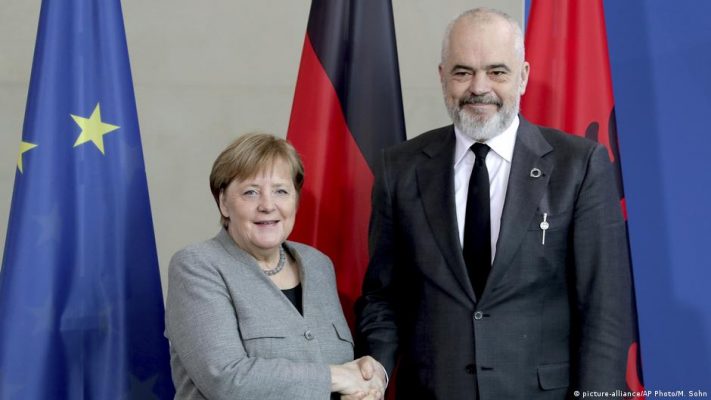 “Vuçiç dhe Rama i duken si fëmijët e saj të dashur”/ DW: Pse Merkel përzgjodhi Beogradin dhe Tiranën për vizitë lamtumire?