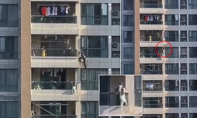 4-vjeçarja qëndron e varur në hekurat e ballkonit të katit të 11, momenti kur shpëtohet nga polici