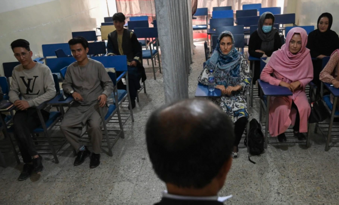 Talebanët vendosin kufizime për shkollimin e grave