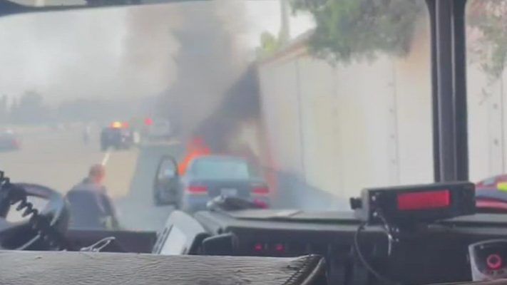VIDEO/ Polici hero futet në mes të flakëve dhe nxjerr shoferin nga makina