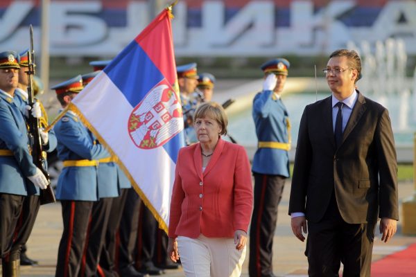 Merkel viziton Serbinë, nesër në Tiranë