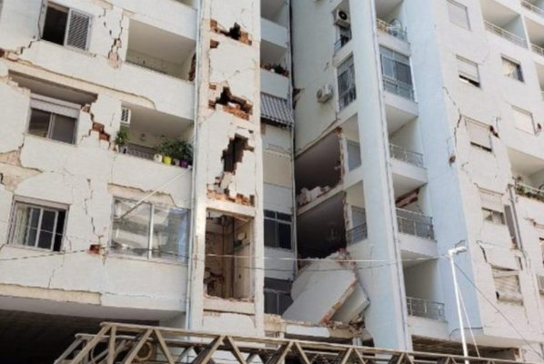 Rindërtimi i një pallati të dëmtuar nga tërmeti/ Cënohet siguria e një objekti 3-katësh