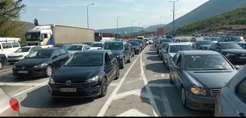 Kosovarët sfidojnë masat në kufi, dynden për fundjave në Shqipëri