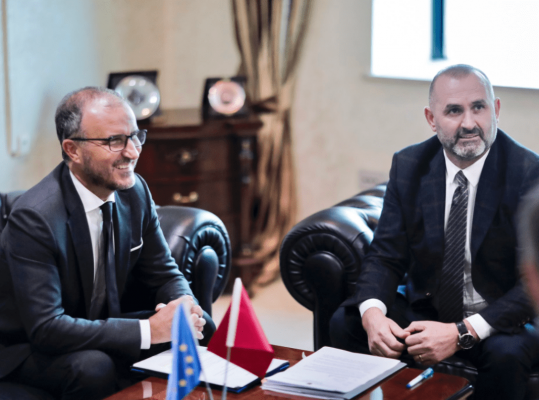 Ambasadori Soreca takohet me Ulsi Manjën: Reforma në Drejtësi duhet të konsolidohet!