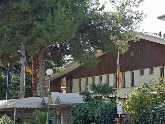 Pas anulimeve të takimeve, hapet sërish ambasada gjermane në Tiranë
