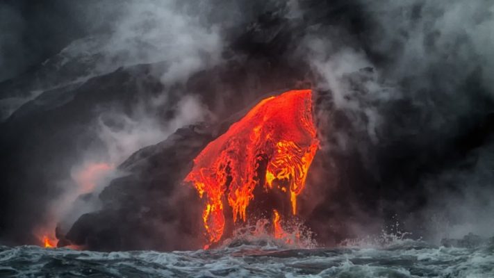 Llava e vullkanit derdhet në Oqean, panik nga pasojat shëndetësore tek njerëzit