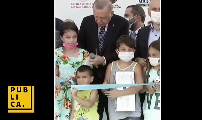 Preu shiritin e përurimit para tij/ Erdogan “inatoset” me fëmijën, i gjuan në kokë (VIDEO)
