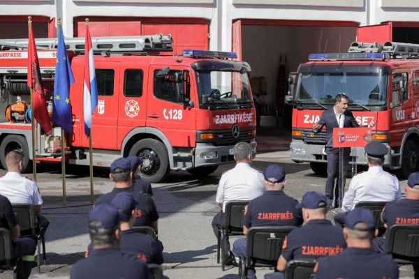 Holanda dhuron dy zjarrfikëse/ Veliaj: Përballojmë më mirë situatat e emergjencës