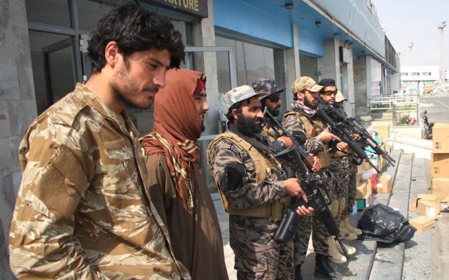 Vijon evakuimi, talebanët lejojnë 4 amerikanë të dalin nga Afganistani