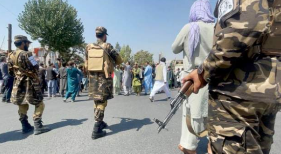Talebanët po formonin qeverinë/ Protesta në Kabul, qëllohet për të shpërndarë turmën