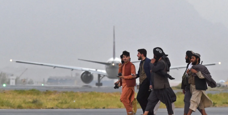 Pakistani do të rinisë fluturimet nga Kabuli për të ndihmuar me evakuimet