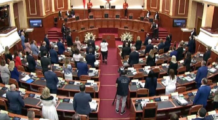 Seanca e dytë e Kuvendit/ Betohet Berisha dhe 139 deputetët e tjerë