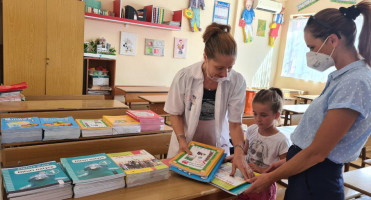 Libra falas deri në klasën e 9-të/ Ankohen nxënësit: Një pjesë e teksteve shumë të përdorur