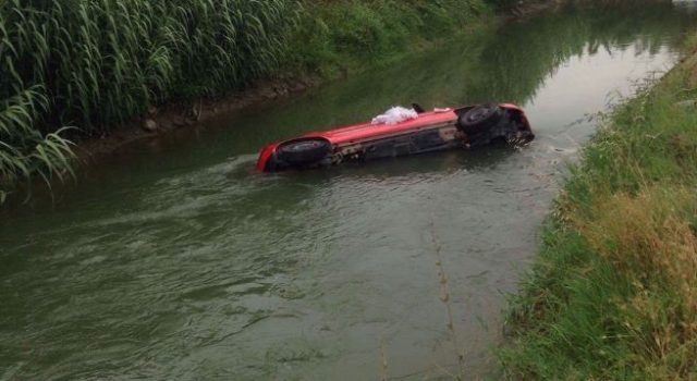 Humb kontrollin e makinës dhe bie në kanal, vdes shoferi në Divjakë