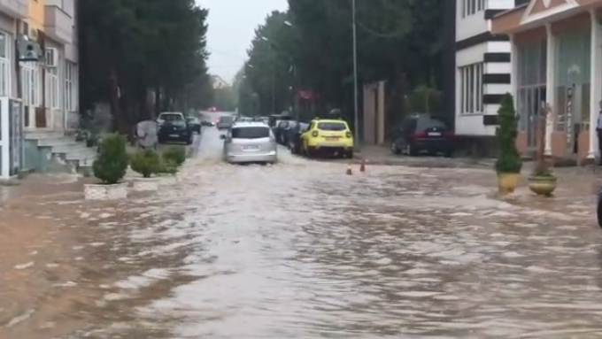 Reshje e dendura të shiut/ Probleme me rrugët në Kukës