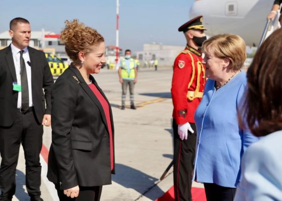 Merkel mbërrin në Tiranë, e pret Olta Xhaçka në Rinas