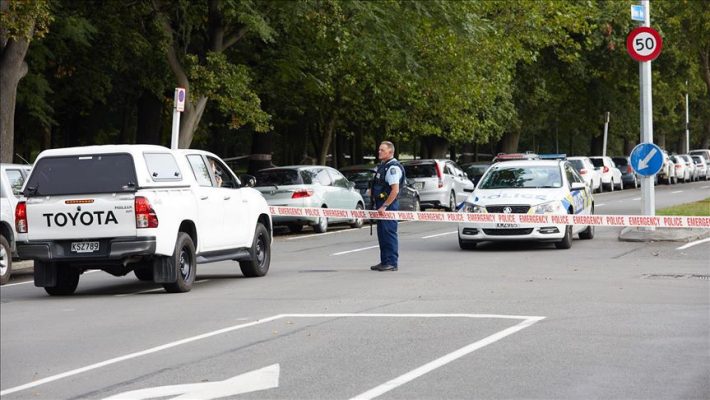 Panik në Zelandën e Re/ Terroristi futet në dyqan dhe plagos disa persona me thikë, policia e vret në vend