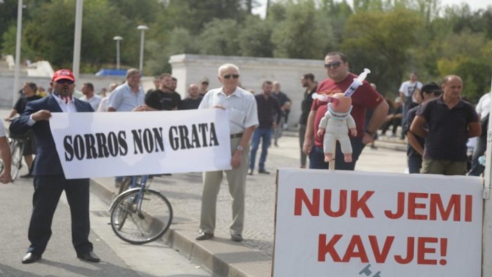 “Jo vaksinim të detyruar”/ Aktivistë e qytetarë protestojnë në sheshin “Nënë Tereza”