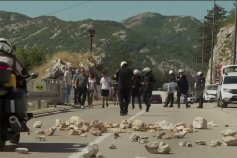 Kreu i Kishës, betim mes protestash/ Qytetarët përplasen me policinë në Malin e Zi
