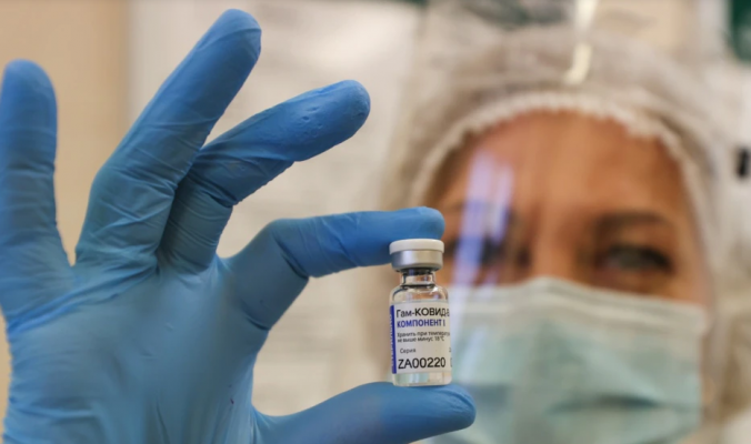 OBSH pezullon procesin e miratimit të vaksinës ruse
