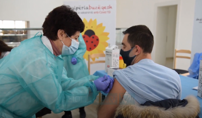 Pedagogët në Elbasan hezitojnë për vaksinën, vetëm gjysma e ka bërë