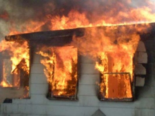 Zjarri “përpin” një banesë në Gjirokastrës/ Shkak bëhet soba e drurit