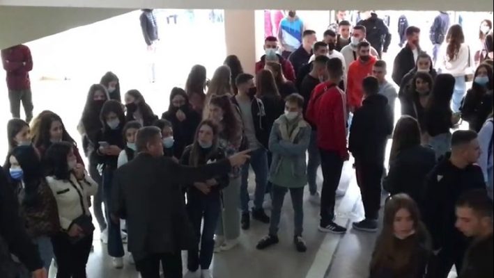 Vaksinim i detyruar për studentët/ Disa të rinj në Tiranë paralajmërojnë protestë!