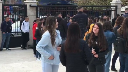 Nuk ka pengesa për studentet / Vetëm në Vlorë të rinjtë e pavaksinuar lihen jashtë auditoreve