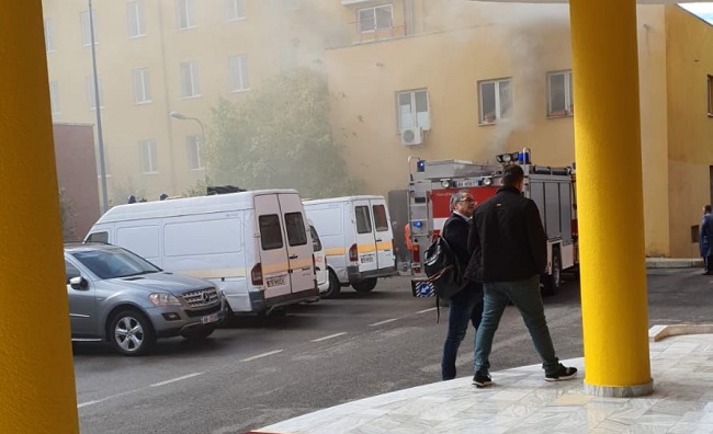 Zjarr tek spitali “Shefqet Ndroqi”, zjarrëfikësit në vendin e ngjarjes
