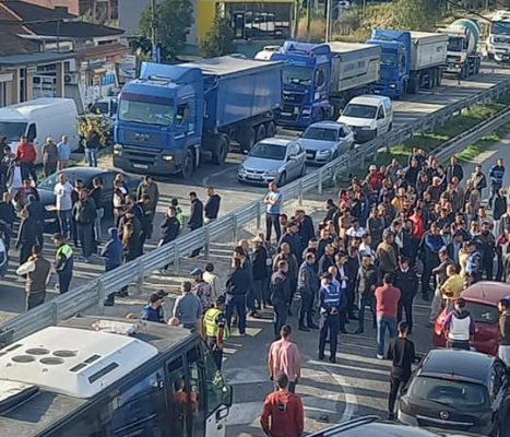Mbyllja e kryqëzimit “pushimi i shoferit”/ Deputeti i PD thirrje ministres së Transportit: Ka krijuar kosto për 80 mijë banorë