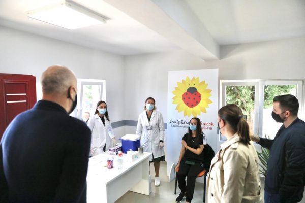 Rama- Manastirliu inspektojnë qendrën e re shëndetësore në Belsh: 200 mijë vaksina gripi janë shpërndarë në vend