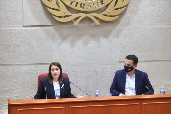 Manastirliu- Veliaj: 80 pika vaksinimi në Tiranë, të forcojmë zinxhirin e solidaritetit