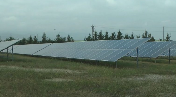 Korçë/ Energji diellore për ujësjellësin, kompania ka vite që përfiton nga stacioni fotovoltaik