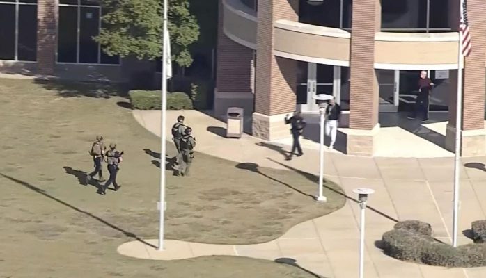 Disa të plagosur nga të shtënat me armë në një shkollë në Teksas