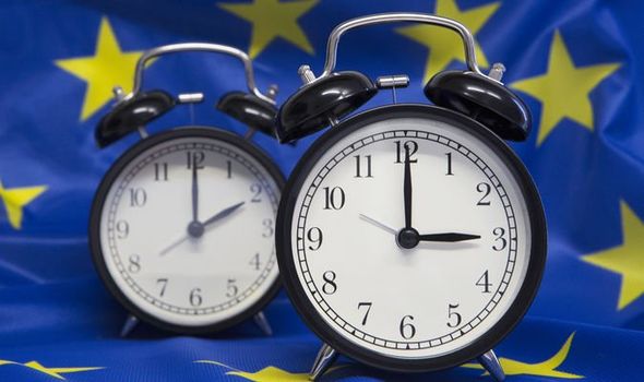BE s’gjen konsensus as për orën/ Akrepat shkojnë sërish 60 minuta pas