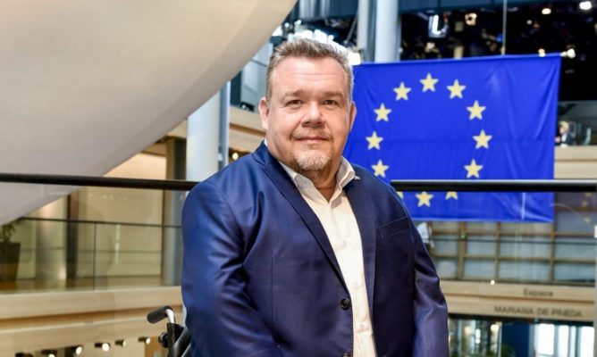 “Ndryshimet në ligjin e medias në rend dite në PE”/ Reporteri i Shqipërisë në BE: Çdo ndryshim duhet sipas rekomandimeve të ‘Venecias’