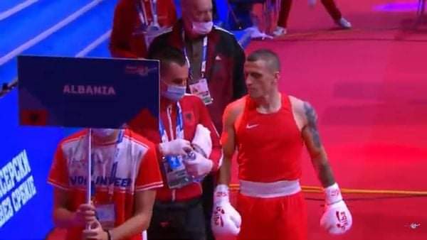 Alban Beqiri bën histori në boks, kalon mes 8 më të mirëve të botës