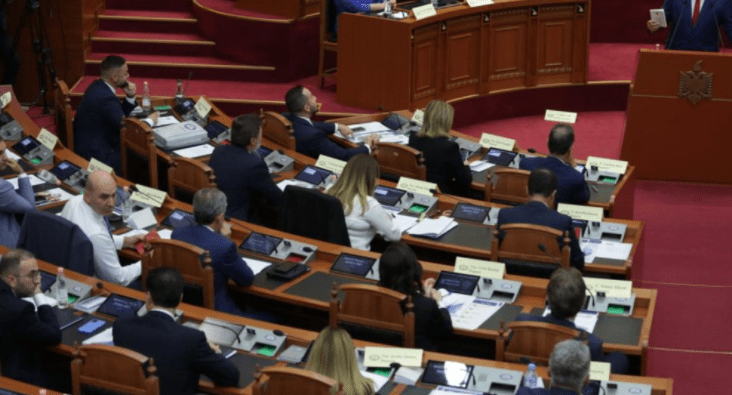 Zgjidhet “ngërçi” / Komisionet parlamentare do të zhvillohen në salla, ja kushtet për deputetët