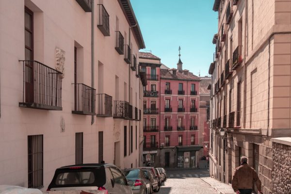 Spanja, 250 euro të rinjve që shkëputen nga prindërit për të jetuar në shtëpi me qira