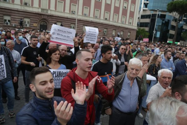 Qytetarët të revoltuar për rritjen e çmimeve/ Pedagogu: Opozita i ka përdorur protestat në mënyrë skandaloze