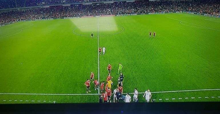 Ndërpritet ndeshja Shqipëri-Poloni, tifozët godasin me shishe lojtarët polakë pasi shënuan gol
