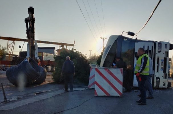 Përmbyset një trajler me shufra hekuri pranë Metalurgjikut në Elbasan, plagoset shoferi