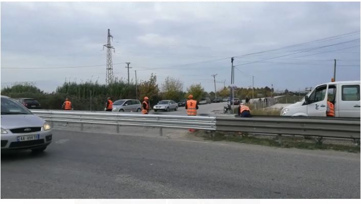 Qytetarët bllokuan rrugën duke krijuar trafik të rënduar/ Hiqen barrierat në kryqëzimin e autostradës Lushnjë-Fier
