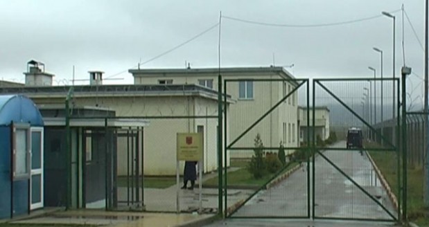 Korçë/ Covid 19 përhapet në burgun e Drenovës, një i burgosur niset drejt Tiranës