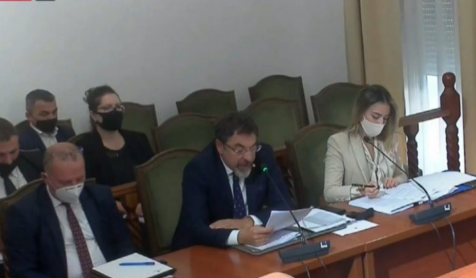 Debate në Komisionin e Sigurisë/ Salianji i kërkon Çuçit të heqë maskën me logon e PS