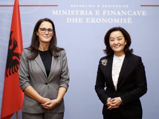 Ambasadorja Kim takon ministren e Financave: Forconi masat kundër pastrimit të parave dhe llogaridhënies!