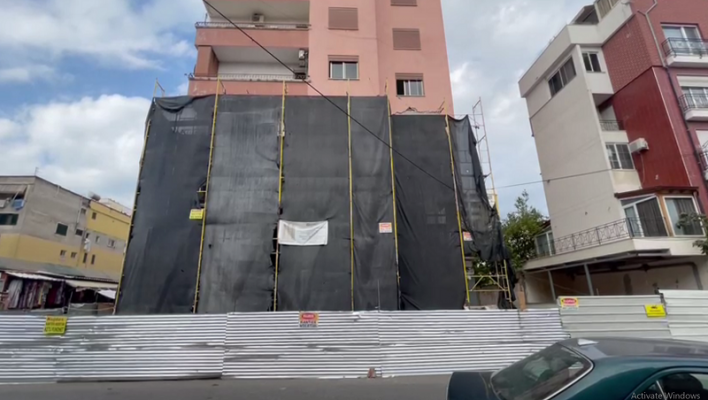 Protestë për pallatin në Durrës/ Kompania ndërpret punimet për riparimin e dëmit nga tërmeti