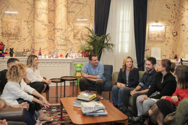 Maratona, dhjetëra vullnetarë të huaj mbërrijnë në Tiranë/ Veliaj: Do i dhurojmë kryeqytetit kartolinën më të bukur të vitit